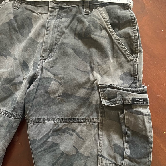 Wrangler Men's Dark Camouflage Cargo Shorts size 30 Regular L113 - Picture 6 of 6